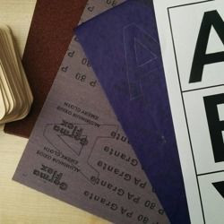 Szorstkie litery szablon w odbiciu lustrzanym i karty z wyrazami do druku