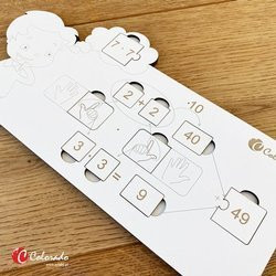 Mnożenie na palcach powyżej 5 - chłopczyk