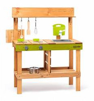 Drewniana kuchnia ogrodowa z kranem