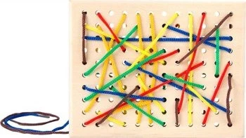 Klasyczna drewniana sznurkowa przeplatanka