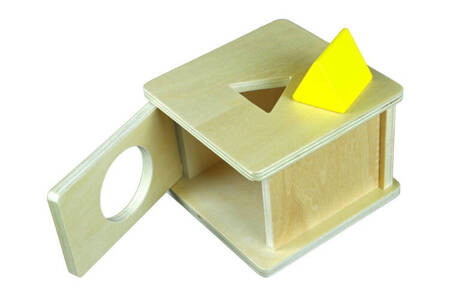 Moyo Montessori | Drewniane pudełko dla malucha z trójkątem NEJ0605_O004
