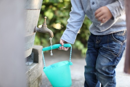 Składane wiaderko do wody i piasku Scrunch Bucket - Pudrowy róż