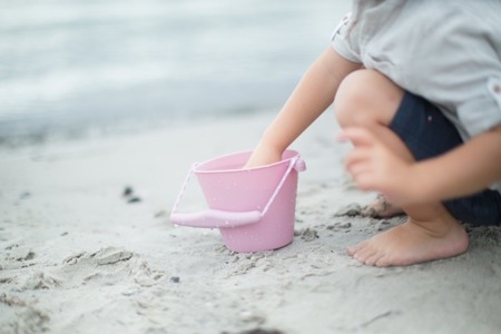 Składane wiaderko do wody i piasku Scrunch Bucket - Pudrowy róż