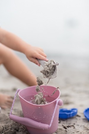 Składane wiaderko do wody i piasku Scrunch Bucket - Pudrowy róż