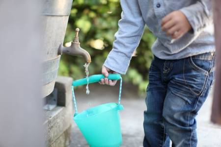 Składane wiaderko do wody i piasku Scrunch Bucket - Wiśniowy